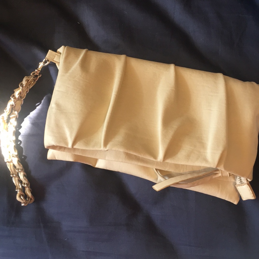 Off white clutch 🚨🚨🚨